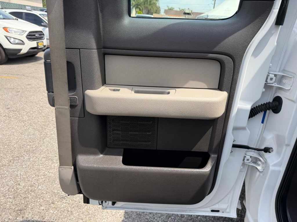 Ford F-150 Vehicle Full-screen Gallery Image 25