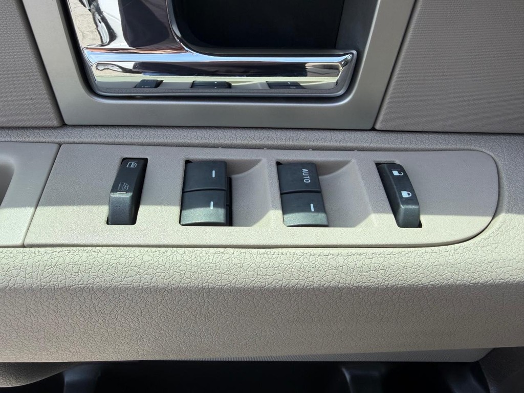 Ford F-150 Vehicle Full-screen Gallery Image 31