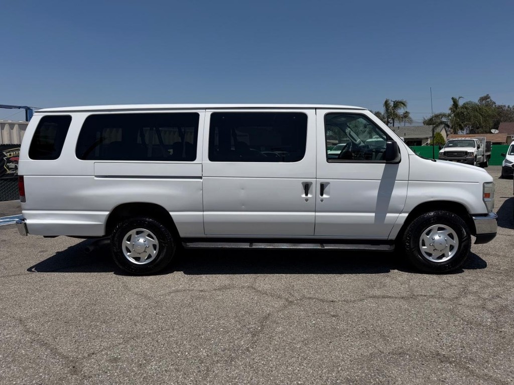 Ford E-350 XLT 11 Passenger Van Vehicle Full-screen Gallery Image 05
