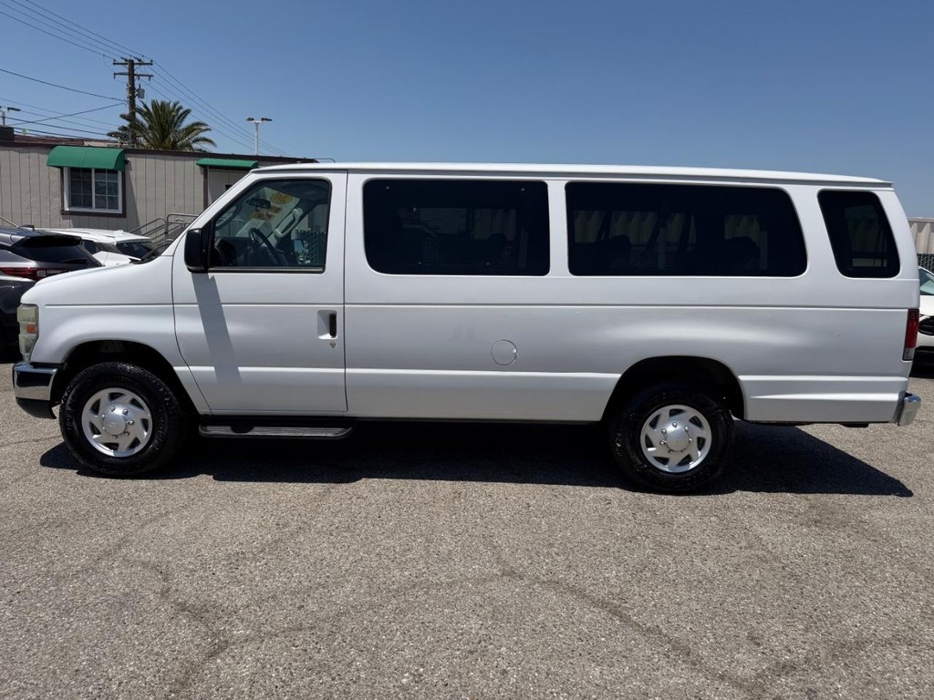 Ford E-350 XLT 11 Passenger Van Vehicle Full-screen Gallery Image 11