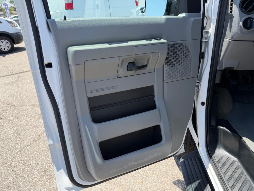Ford E-350 XLT 11 Passenger Van Vehicle Full-screen Gallery Image 15