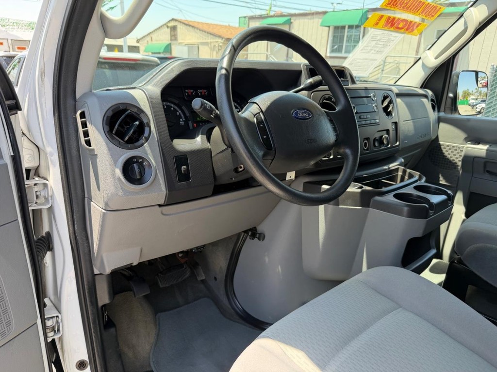 Ford E-350 XLT 11 Passenger Van Vehicle Full-screen Gallery Image 16