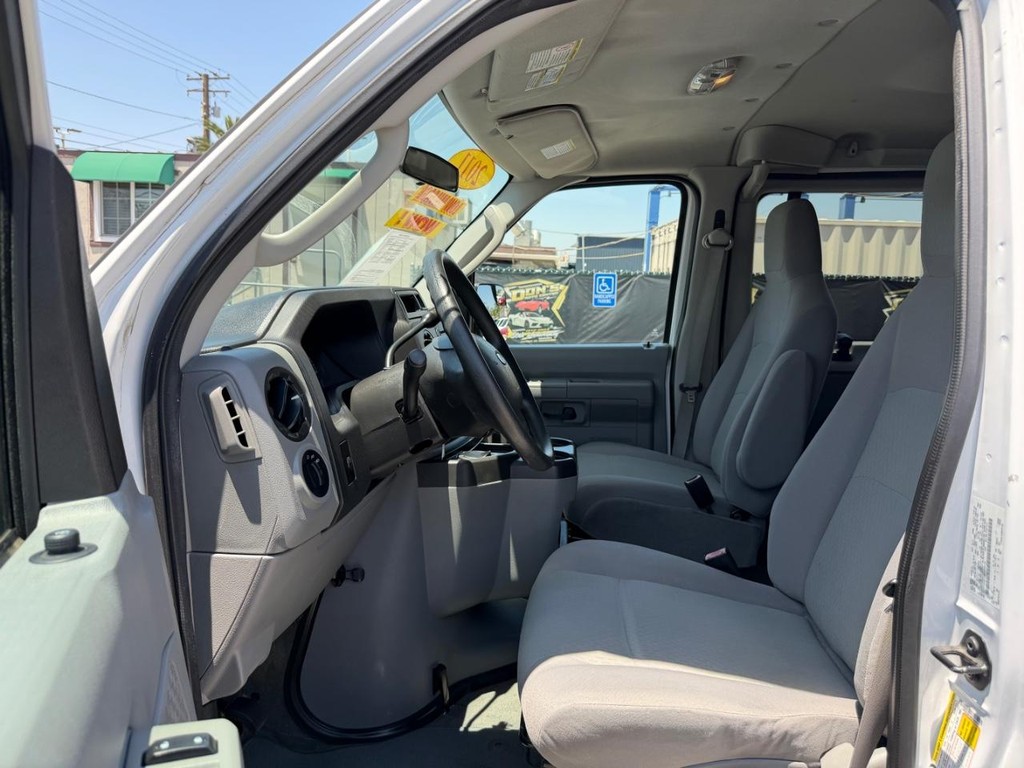 Ford E-350 XLT 11 Passenger Van Vehicle Full-screen Gallery Image 17