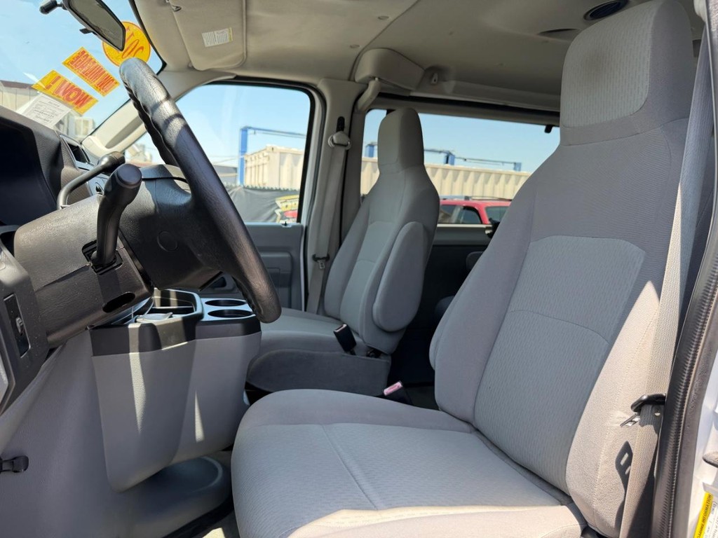 Ford E-350 XLT 11 Passenger Van Vehicle Full-screen Gallery Image 18