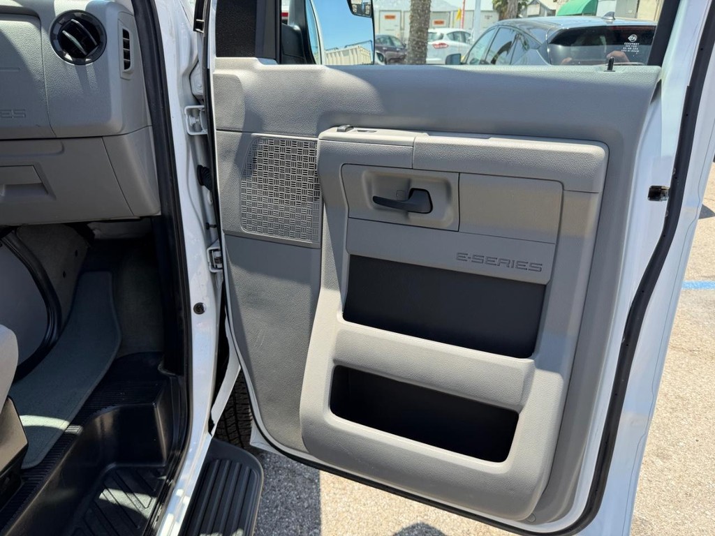 Ford E-350 XLT 11 Passenger Van Vehicle Full-screen Gallery Image 19