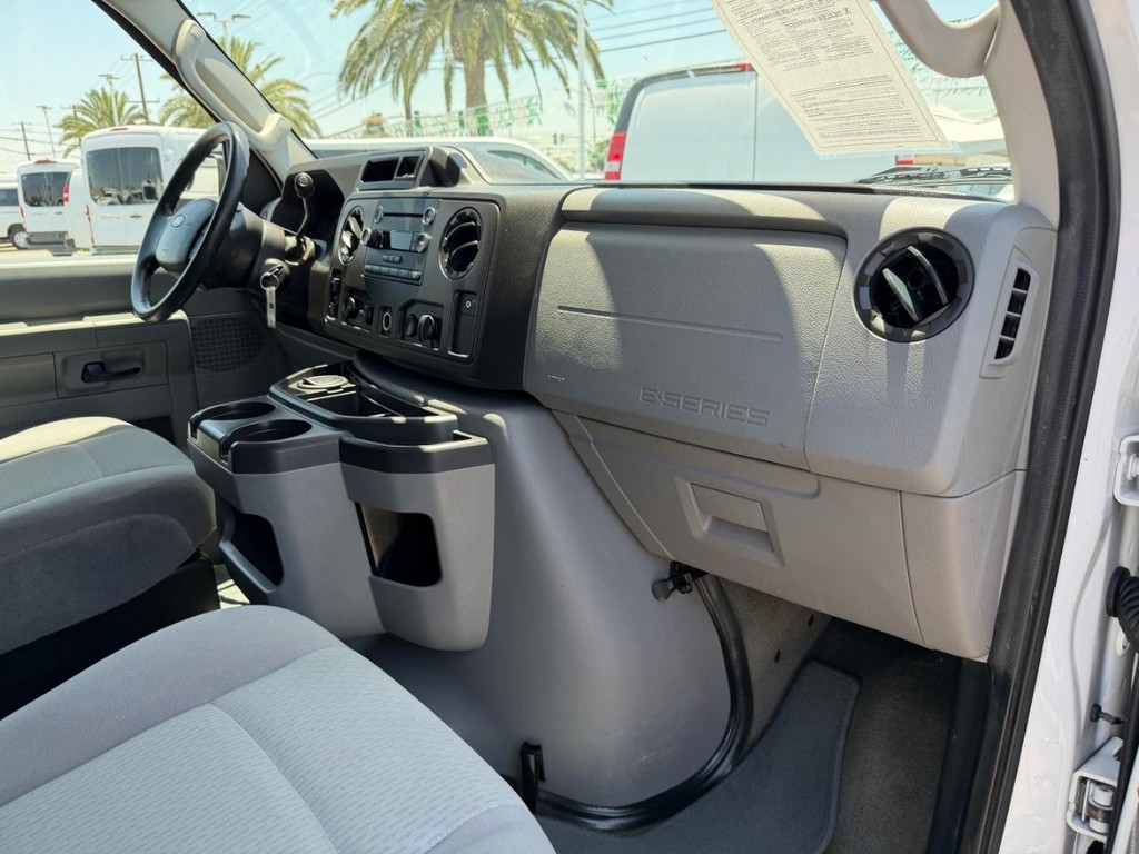 Ford E-350 XLT 11 Passenger Van Vehicle Full-screen Gallery Image 20