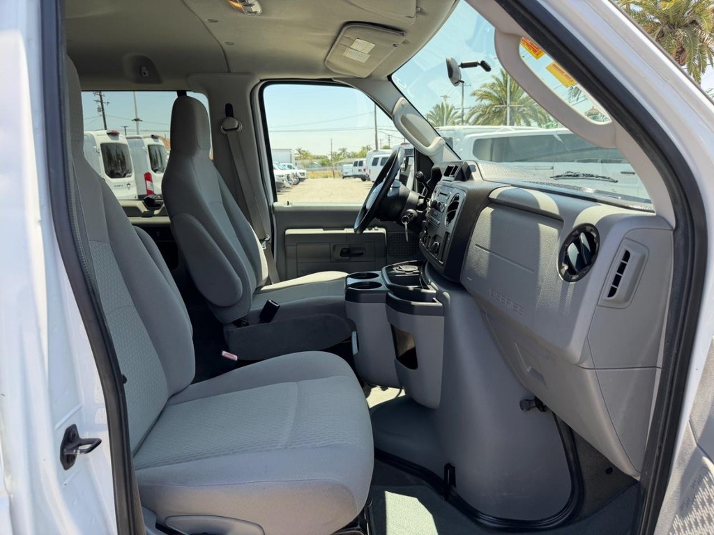Ford E-350 XLT 11 Passenger Van Vehicle Full-screen Gallery Image 21