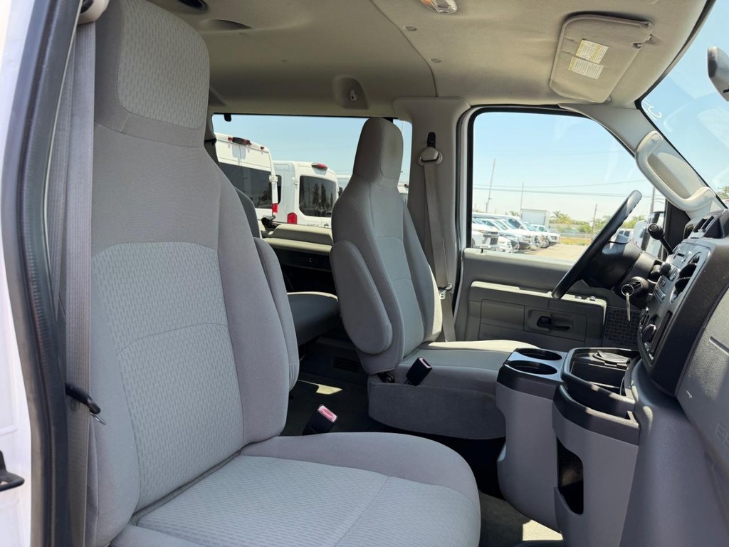 Ford E-350 XLT 11 Passenger Van Vehicle Full-screen Gallery Image 22
