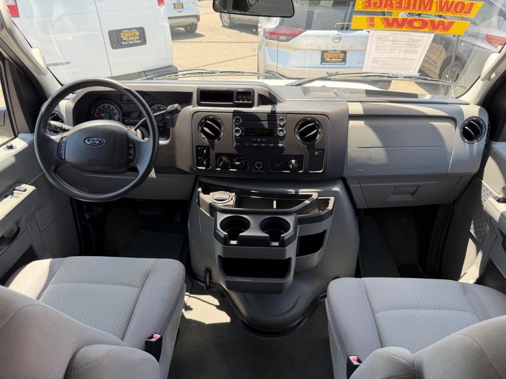 Ford E-350 XLT 11 Passenger Van Vehicle Full-screen Gallery Image 23