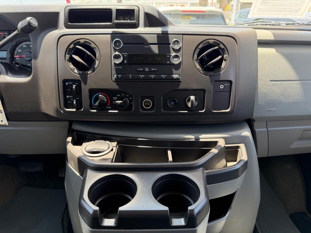 Ford E-350 XLT 11 Passenger Van Vehicle Full-screen Gallery Image 25