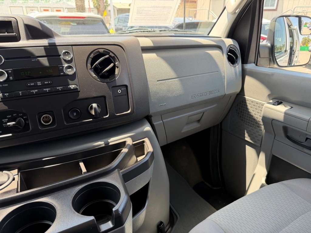 Ford E-350 XLT 11 Passenger Van Vehicle Full-screen Gallery Image 26