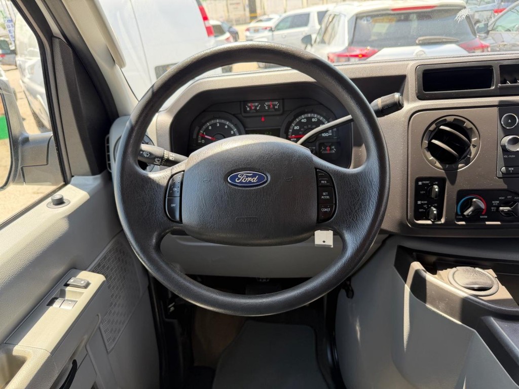 Ford E-350 XLT 11 Passenger Van Vehicle Full-screen Gallery Image 27