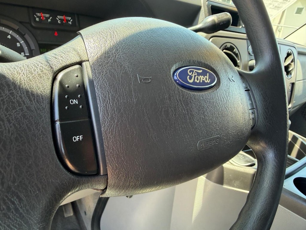 Ford E-350 XLT 11 Passenger Van Vehicle Full-screen Gallery Image 29