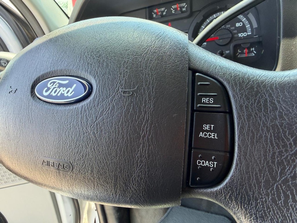 Ford E-350 XLT 11 Passenger Van Vehicle Full-screen Gallery Image 30