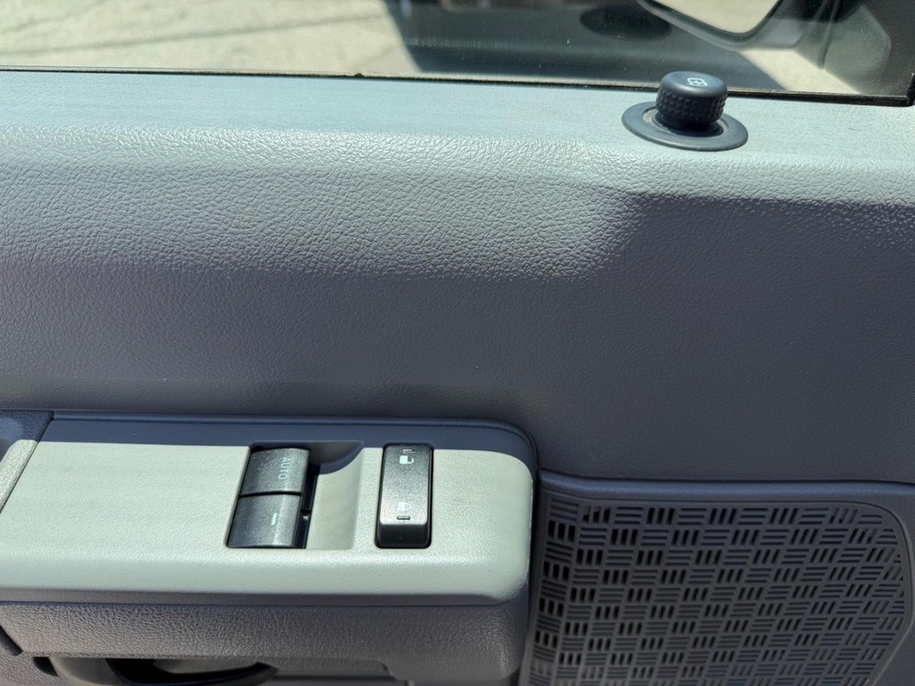 Ford E-350 XLT 11 Passenger Van Vehicle Full-screen Gallery Image 31
