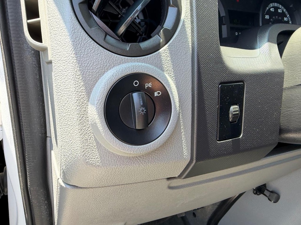Ford E-350 XLT 11 Passenger Van Vehicle Full-screen Gallery Image 32