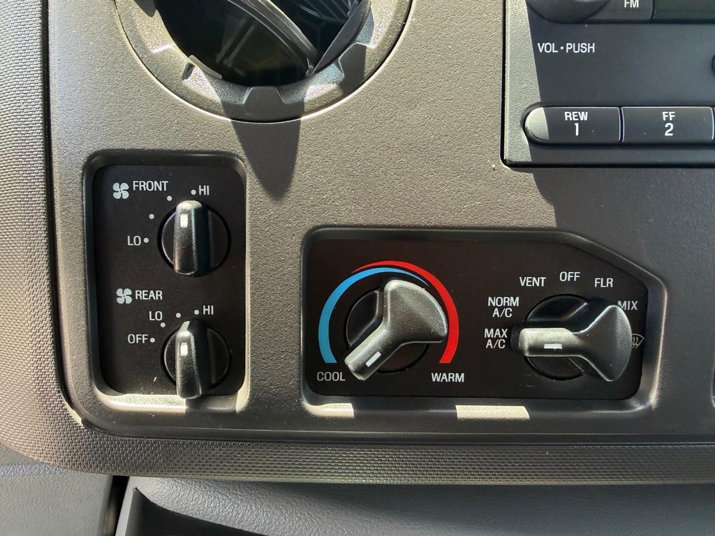 Ford E-350 XLT 11 Passenger Van Vehicle Full-screen Gallery Image 33