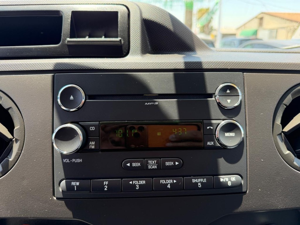 Ford E-350 XLT 11 Passenger Van Vehicle Full-screen Gallery Image 34