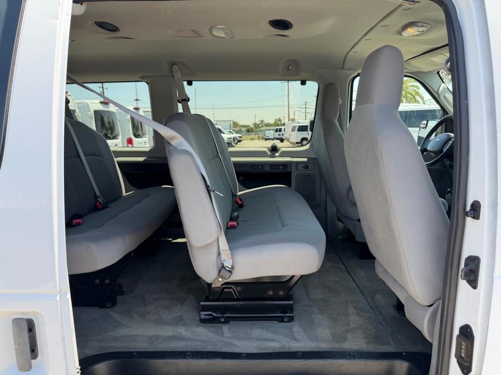 Ford E-350 XLT 11 Passenger Van Vehicle Full-screen Gallery Image 35