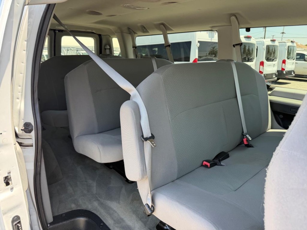 Ford E-350 XLT 11 Passenger Van Vehicle Full-screen Gallery Image 36