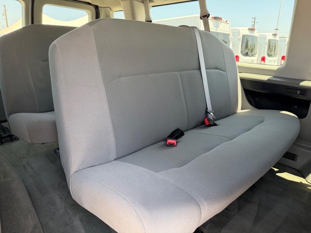Ford E-350 XLT 11 Passenger Van Vehicle Full-screen Gallery Image 37