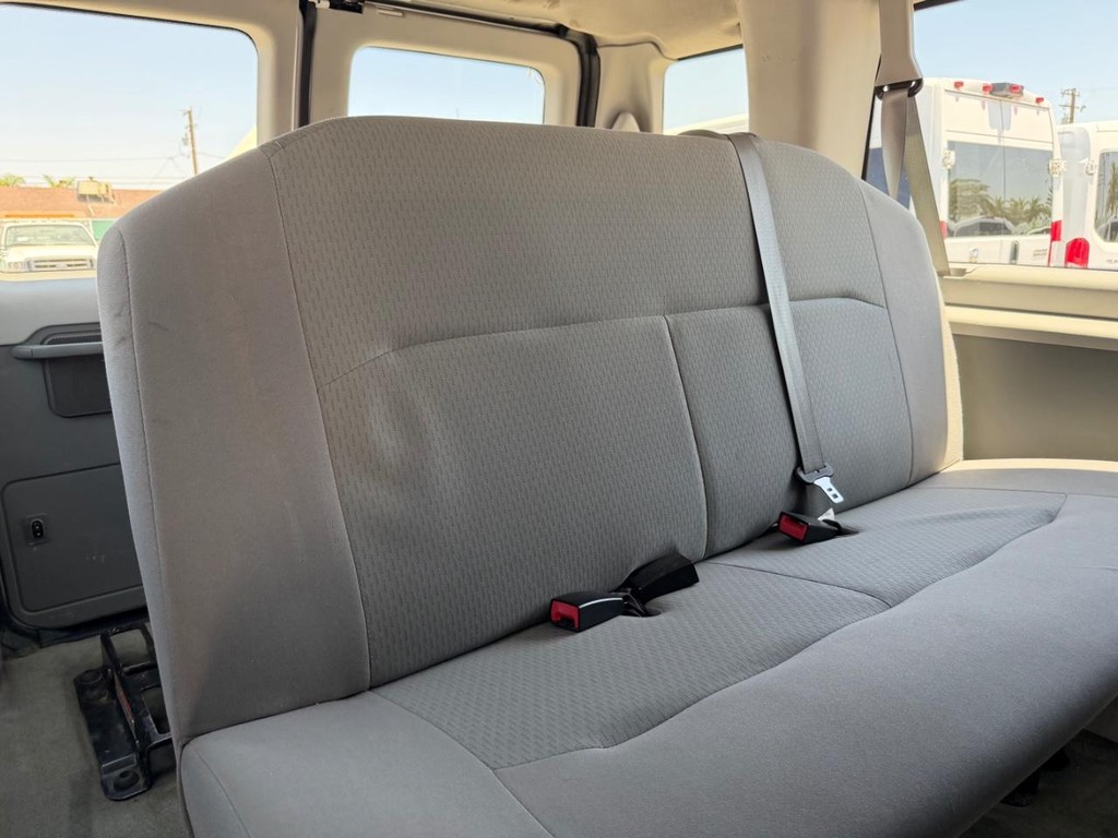 Ford E-350 XLT 11 Passenger Van Vehicle Full-screen Gallery Image 38