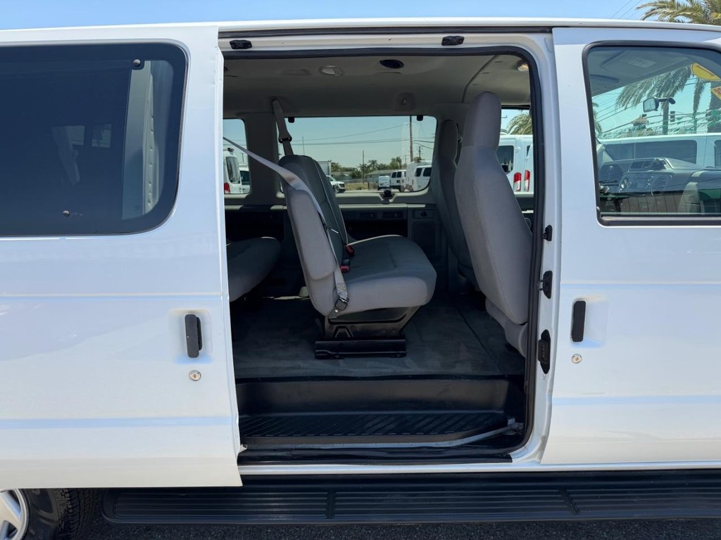 Ford E-350 XLT 11 Passenger Van Vehicle Full-screen Gallery Image 39