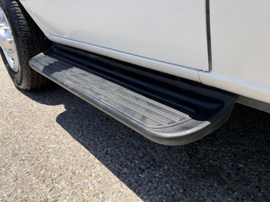 Ford E-350 XLT 11 Passenger Van Vehicle Full-screen Gallery Image 41