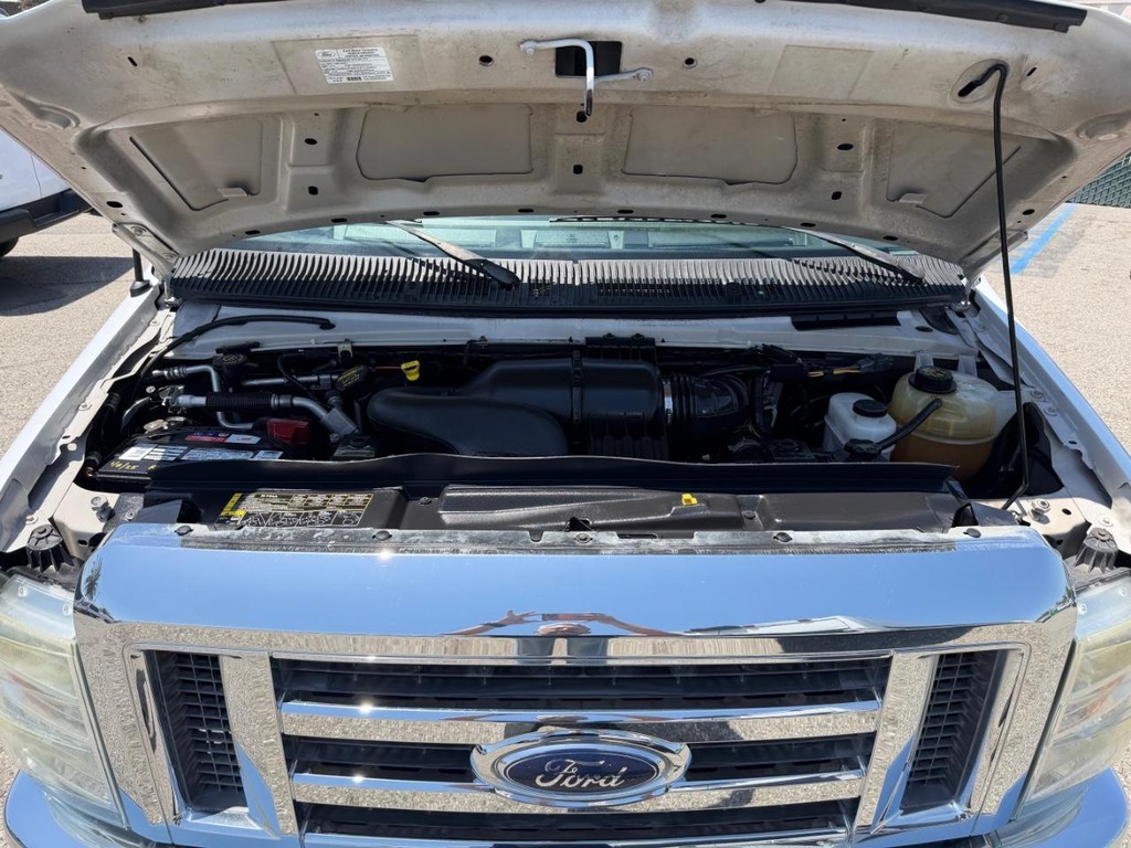 Ford E-350 XLT 11 Passenger Van Vehicle Full-screen Gallery Image 47