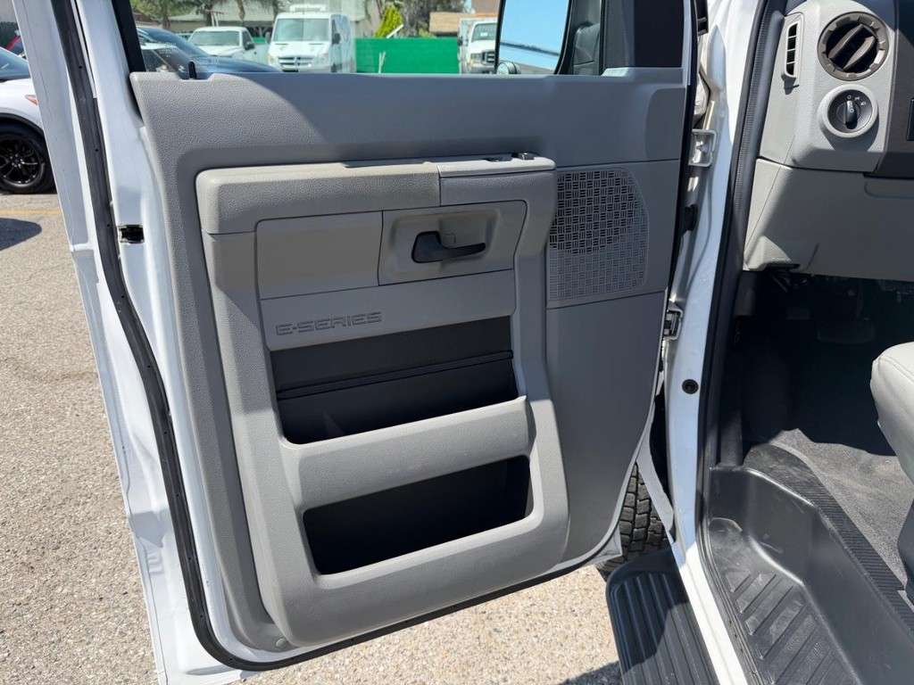 Ford E-350 12 Passenger Van Vehicle Full-screen Gallery Image 15