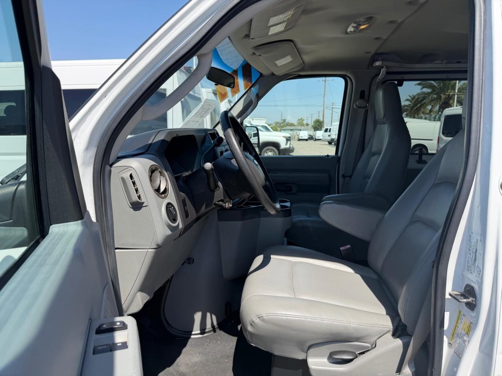 Ford E-350 12 Passenger Van Vehicle Full-screen Gallery Image 17
