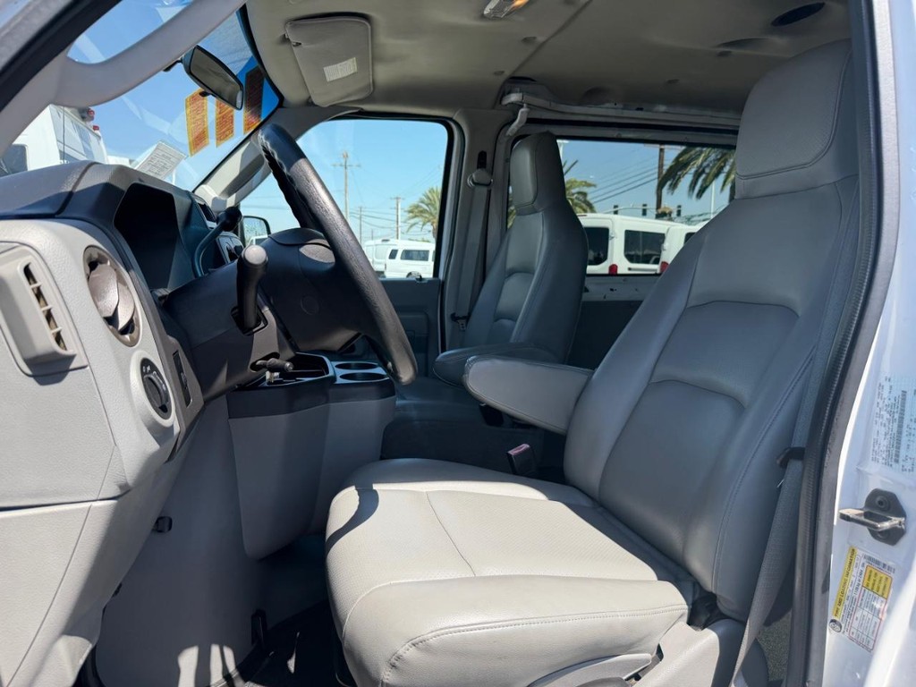 Ford E-350 12 Passenger Van Vehicle Full-screen Gallery Image 18