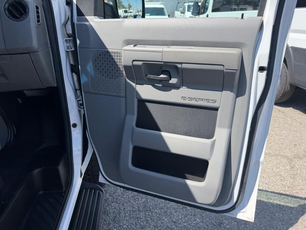 Ford E-350 12 Passenger Van Vehicle Full-screen Gallery Image 19