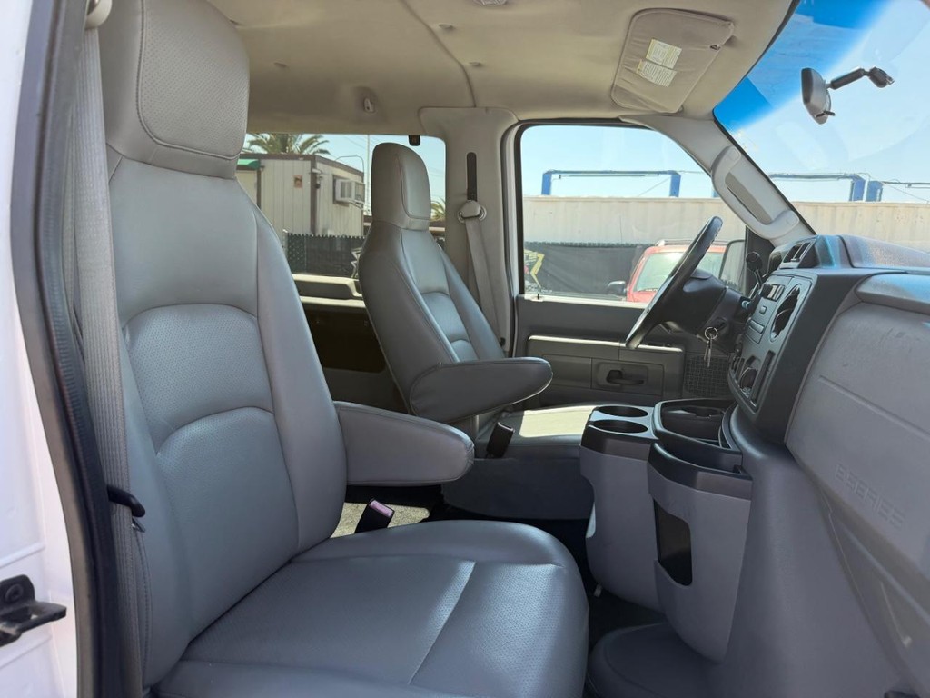 Ford E-350 12 Passenger Van Vehicle Full-screen Gallery Image 22