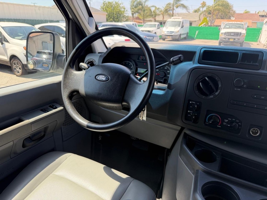 Ford E-350 12 Passenger Van Vehicle Full-screen Gallery Image 24