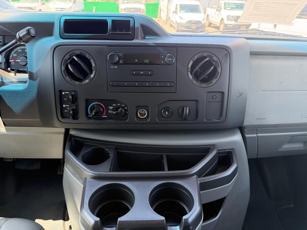 Ford E-350 12 Passenger Van Vehicle Full-screen Gallery Image 25