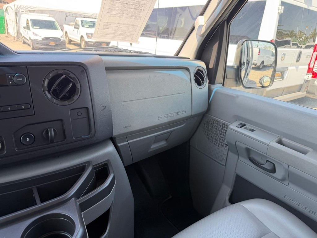 Ford E-350 12 Passenger Van Vehicle Full-screen Gallery Image 26
