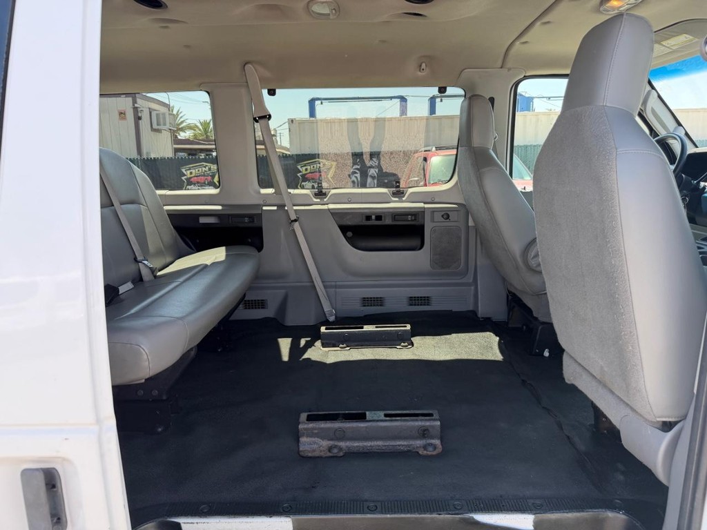 Ford E-350 12 Passenger Van Vehicle Full-screen Gallery Image 28