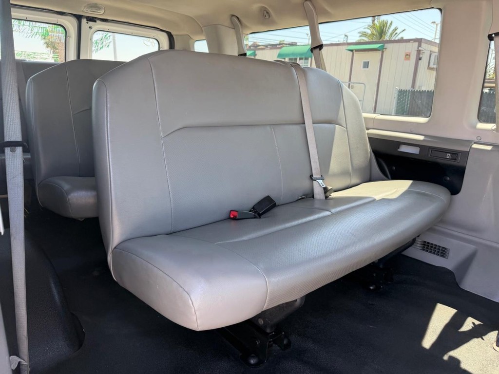Ford E-350 12 Passenger Van Vehicle Full-screen Gallery Image 29