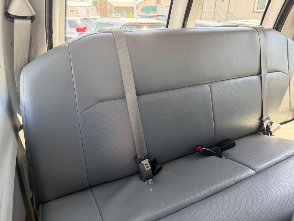 Ford E-350 12 Passenger Van Vehicle Full-screen Gallery Image 31