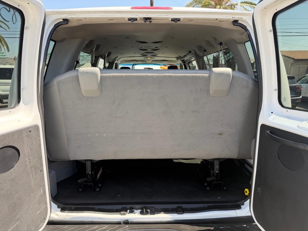 Ford E-350 12 Passenger Van Vehicle Full-screen Gallery Image 32