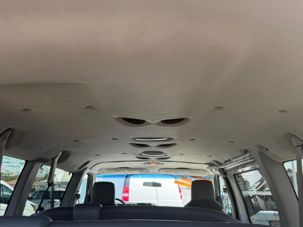 Ford E-350 12 Passenger Van Vehicle Full-screen Gallery Image 33