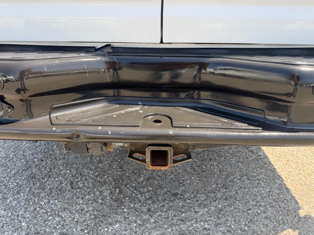 Ford E-350 12 Passenger Van Vehicle Full-screen Gallery Image 37
