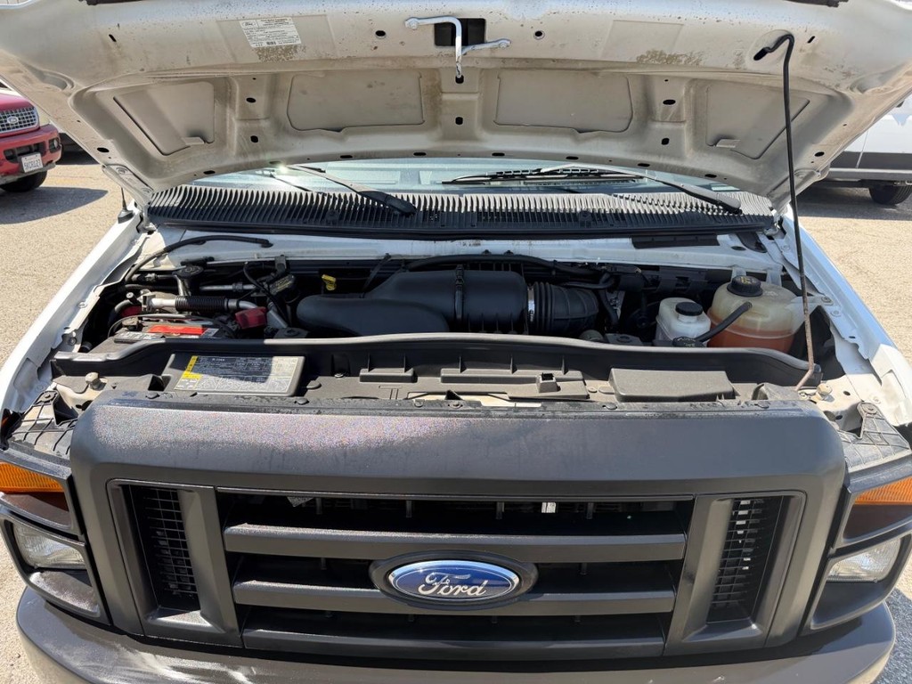 Ford E-350 12 Passenger Van Vehicle Full-screen Gallery Image 40