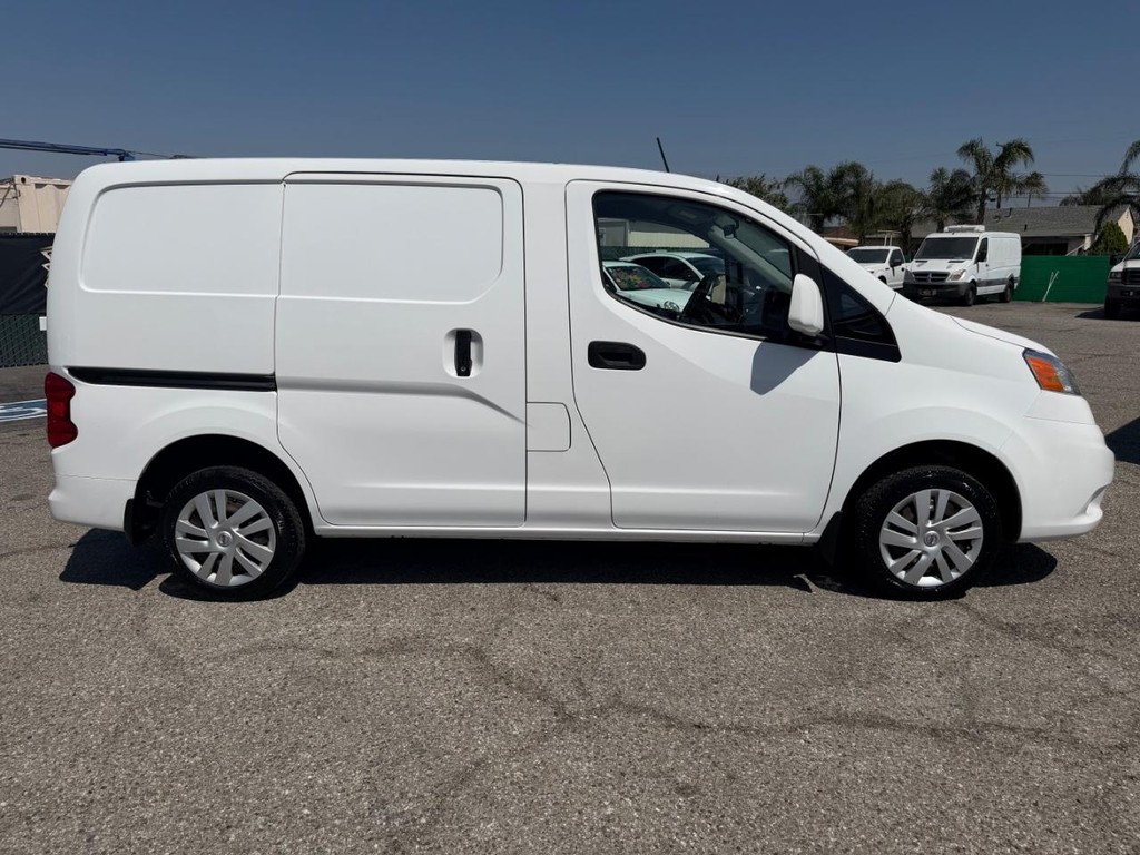 Nissan NV200 Vehicle Full-screen Gallery Image 06