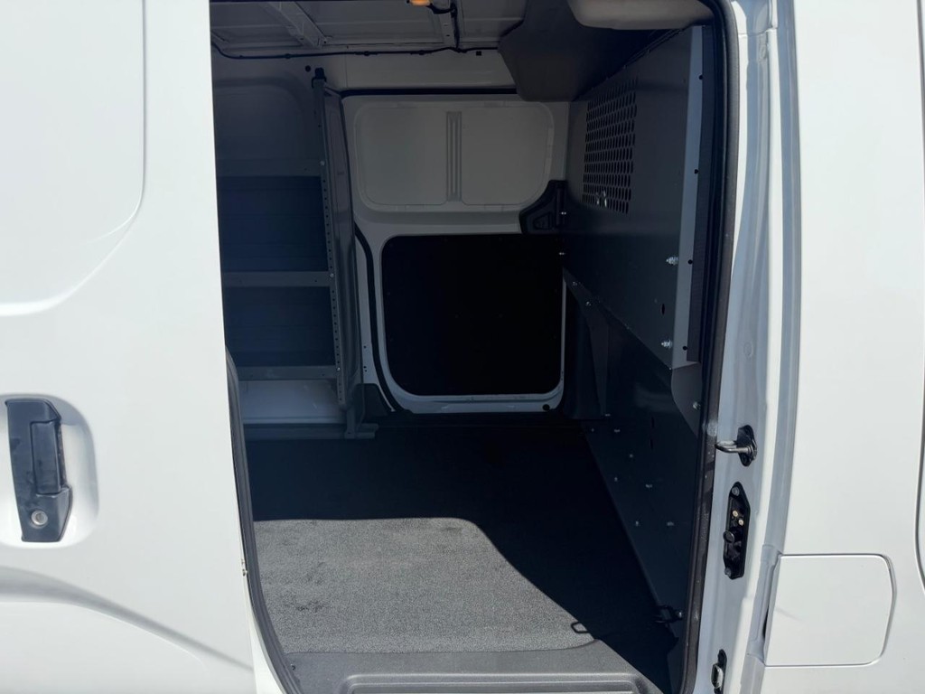 Nissan NV200 Vehicle Full-screen Gallery Image 19