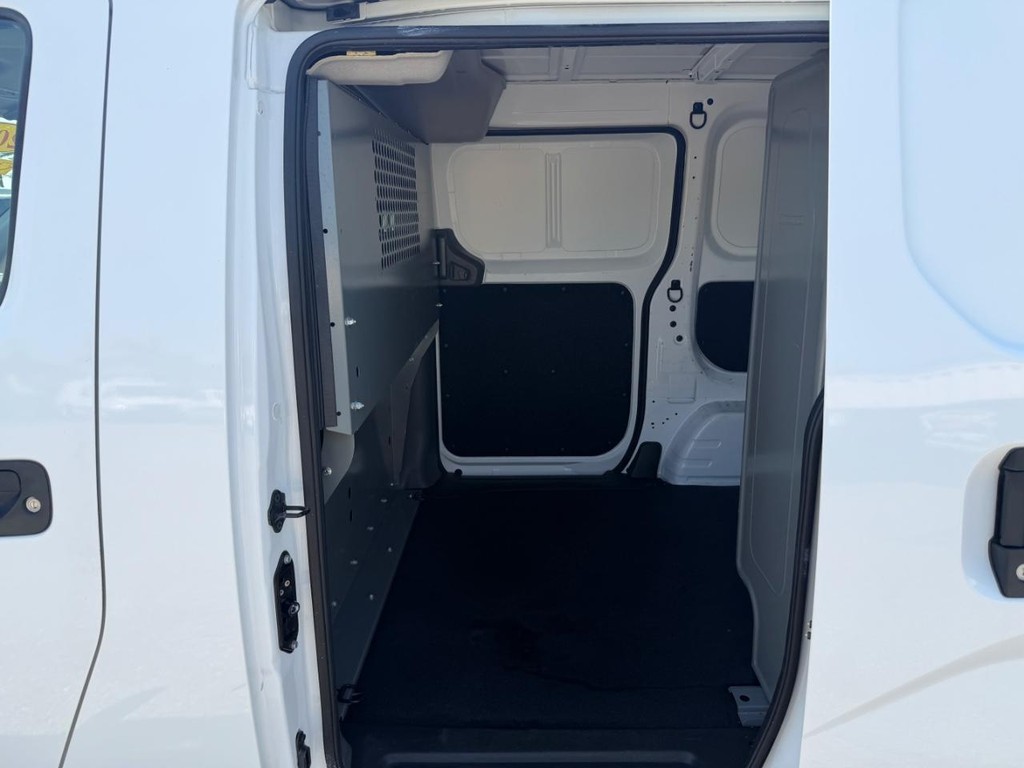 Nissan NV200 Vehicle Full-screen Gallery Image 22