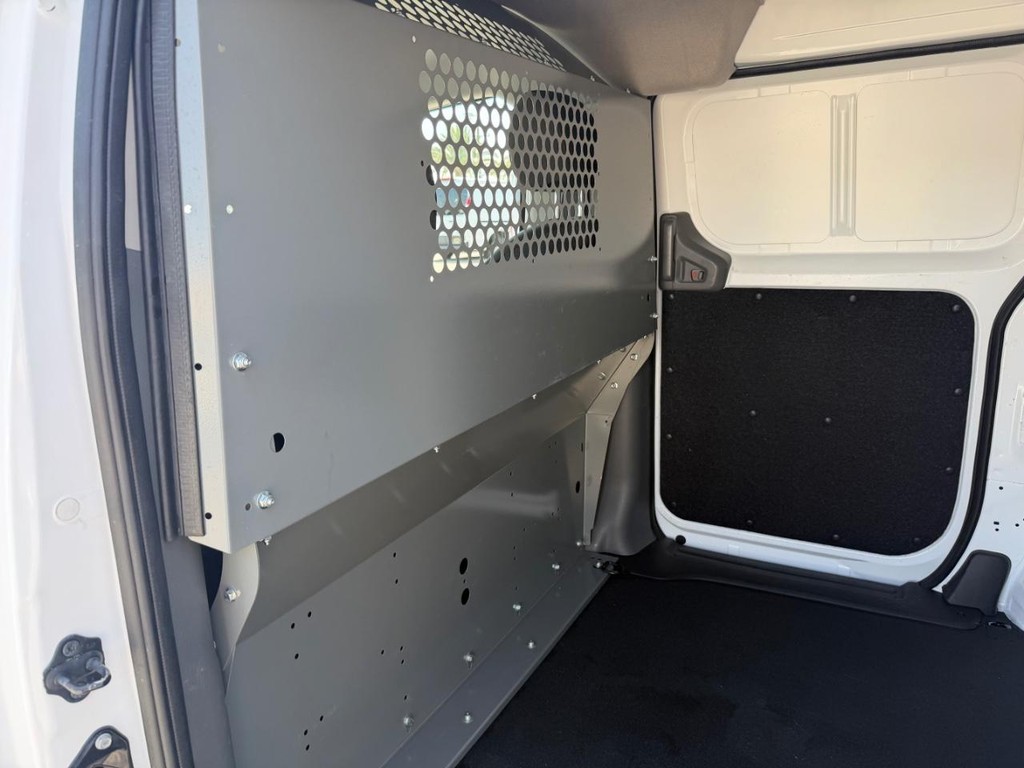Nissan NV200 Vehicle Full-screen Gallery Image 23