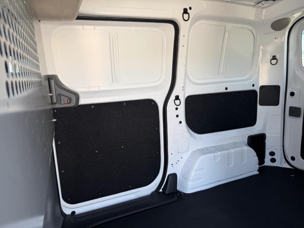 Nissan NV200 Vehicle Full-screen Gallery Image 24