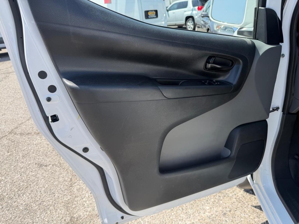Nissan NV200 Vehicle Full-screen Gallery Image 25